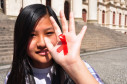 Curitiba,PR 01 de Dezembro de 2011 - Alunos da rede pública, realizam passeata no centro de Curitiba. Hoje, 1º de Dezembro, é celebrado o Dia Mundial de Luta Contra a Aids.
