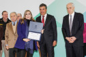 O governador Beto Richa homenageou nesta terça-feira (23), no Palácio Iguaçu, em Curitiba, os 8.957 aposentados do serviço público estadual que encerraram as carreiras no período de 2014 e 2015. Deste grupo, 20 receberam pessoalmente a Menção Honrosa.