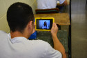 Presos custodiados e matriculados em atividades de ensino na Penitenciária Estadual de Cruzeiro do Oeste (Peco) receberam tablets para uso educacional. A partir de agora, além das aulas presenciais com o professor, os presos poderão acompanhar parte do conteúdo nas celas, por meio da ferramenta tecnológica.