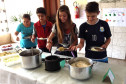 Os estudantes do Colégio Estadual do Campo Bituva da Campinas, Fernandes Pinheiro, Centro-Sul do Estado, estão participando de diversas atividades sobre a importância da educação alimentar. Durante este mês, a escola promove ações para comemorar o Dia Mundial da Alimentação (16 de outubro) e o Dia da Merendeira (30 de outubro).