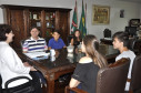 A secretária de Estado da Educação, professora Ana Seres, recebeu a visita de um grupo de quatro estudantes do ensino fundamental da Escola Estadual Carmela Bortot, do município de Pato Branco, na manhã desta quinta-feira (10)