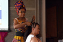 Como parte das homenagens ao Mês da Consciência Negra, a Secretaria de Estado da Cultura promove diversas ações sobre o tema. Entre as ações, está a oficina “Estética negra, tranças e turbantes”, apresentada pela professora Kenia Cristina Robertina, que reuniu cerca de 40 pessoas no Museu Paranaense na última semana.