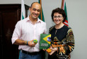 Depois de uma viagem à Austrália, o professor curitibano Marcos Juliano Ofenbock trouxe na bagagem a ideia que culminou na criação de uma nova modalidade esportiva: o futsac, que caiu no gosto das crianças e jovens e vai entrar na matriz curricular das escolas estaduais a partir do próximo ano
