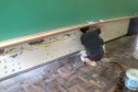 Quando retornaram à escola, os 1.250 alunos do Colégio Estadual São Paulo Apóstolo, em Curitiba, vão encontrar salas de aula com novo acabamento. Todas as salas terão azulejos nas paredes, que vão tornar o ambiente mais claro, arejado e fresco, além de facilitar a limpeza. “Era um desejo antigo que tínhamos de colocar azulejos nas salas para facilitar a limpeza e tornar o ambiente mais agradável para os alunos e professores”, comentou a diretora auxiliar, Simone Herrera Natal.