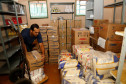 Começaram a ser entregues, às 2,1 mil escolas da rede pública estadual, 18 itens de alimentos não perecíveis que integram a merenda escolar. As escolas também estão recebendo carne de frango. Juntos, todos os itens totalizam cerca de 1,5 mil toneladas. Esta é a primeira remessa do ano. Em seguida, as escolas receberão também os alimentos oriundos da agricultura familiar.