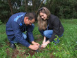 Empregados da Sanepar fizeram o plantio de mudas nativas na Estação de Captação de Água, à beira do Rio das Pedras, manancial de abastecimento da cidade. À noite, será lançada a nova edição do projeto Sustentabilidade: da Escola ao Rio, com alunos do 2.º ano do curso técnico em meio ambiente do Colégio Estadual Francisco Carneiro Martins.