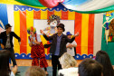 Mágicos, bailarinas, palhaços, malabaristas e rappers autistas trouxeram a alegria do circo para marcar o Dia Mundial da Conscientização do Autismo, que acontece no próximo domingo – 2 de abril. O espetáculo, apresentado para colegas, professores e funcionários da Escola Estadual de Educação Especial Lucy Requião Mello e Silva, em Curitiba, nessa sexta-feira (31), mostra possibilidades de trabalho com esses alunos.