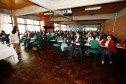 Nesta quarta-feira (26), técnicos e coordenadores pedagógicos que atuam no Departamento de Educação e Trabalho (DET) nas regionais iniciaram a formação em Curitiba. O curso termina nesta quinta-feira (27) e irá abordar questões pedagógicas e administrativas relacionadas à educação profissional. Os profissionais também vão trabalhar com as necessidades dos colégios agrícolas e as novidades do programa de formação profissional para jovens, MedioTec