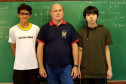 Os estudantes João Pedro Gomes Santana, 15 anos, do 2° ano do ensino médio, e seu colega Thiago Fernando Kawakami, 16 anos, conquistaram uma medalha de ouro e uma de prata, respectivamente, na classificação estadual da 5° edição da Olimpíada Brasileira de Física das Escolas Públicas (OBFEP). Ambos alunos são estudantes do 3° ano do ensino médio do Colégio Estadual Doutor Gastão Vidigal, de Maringá, no Noroeste do Estado.