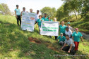 Plantio de mudas de árvores nativas à margem do rio Alambari, atividade do curso técnico em Meio Ambiente.