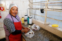 Antes das 8h, a merendeira Soeli do Carmo já preparava carne e legumes. Ela conta que os cerca de mil estudantes da escola gostam mais de pratos salgados. “Eles não ligam muito para doce, não. Hoje estou preparando quirera e carne, mas o que faz sucesso mesmo é o risoto. Os legumes eu pico em pedaços bem pequenos porque assim eles comem melhor e não ficam separando o que não gostam. Legume é saudável, eles têm que comer”, diz a merendeira.