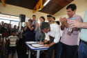 O governador Beto Richa inaugurou nesta sexta-feira (24) o Colégio Estadual Vista Bela, de Londrina, no Norte do Paraná. A nova unidade tem capacidade para 2.500 estudantes do ensino fundamental e ensino médio, em três períodos. Richa também assinou decreto formalizando a instalação do Colégio da Polícia Militar em Londrina e autorizou edital para o processo seletivo de vagas.