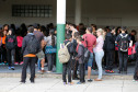 Começou nesta segunda-feira (19) o ano letivo para os mais de um milhão de estudantes da rede estadual de ensino do Paraná. As aulas nas 2,1 mil escolas estaduais iniciaram de forma tranquila em todo o Estado. No Colégio Estadual Paula Gomes, no bairro Santa Quitéria, os pais fizeram questão de acompanhar o primeiro dia de aula dos 570 estudantes.
