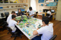 Estudantes dos ensinos fundamental e médio do Colégio Estadual Padre Cláudio Morelli, em Curitiba, são os representantes da rede estadual de ensino do Paraná na etapa nacional do Torneio de Robótica First LEGO League (FLL), que acontece na capital paranaense, de sexta-feira (16) a domingo (18). A competição é organizada no Brasil pelo Departamento Nacional do Serviço Social da Indústria (Sesi).
