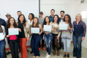 A Secretaria da Educação do Paraná vai expandir a oferta de cursos de Qualificação Profissional Básica na rede estadual de ensino por meio do Programa Nacional de Acesso a Educação Profissional e Emprego (Pronatec). Os cursos têm duração de dois a seis meses e estarão disponíveis em estabelecimentos que já ofertam educação profissional. Na foto, formatura de alunos do Pronatec no CEEP Seiji Hatanda.