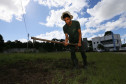 Secretaria Estadual de Educação do Paraná; CEEP Newton Freire Maia, curso de Meio Ambiente com o projeto de revetalização de áreas verdes do colégio, na foto o aluno Giliade Thalor Feitosa Silva Lima. 17-04-18. Foto: Hedeson Alves