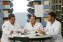 Secretaria Estadual de Educação do Paraná; Colégio Estadual Sagrada Familia em Campo Largo, implementação do curso de Enfermagem, com aquisição de livros técnicos e itens para o laboratório, na foto os alunos Roseli Damazio, Mauricio Santos Joana e Leamil da Rocha Ramos. 11-05-18. Foto: Hedeson Alves