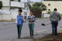 Secretaria Estadual de Educação do Paraná; Alunos do CEEP Newton Freire participão junto com a Sanepar de ação no Rio Timbu, no bairro Jardim Paulista, destribuindo panfletos para os moradores, plantando árvores e coletando água do rio para análise. 25-05-18. Foto: Hedeson Alves