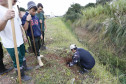 Secretaria Estadual de Educação do Paraná; Alunos do CEEP Newton Freire participão junto com a Sanepar de ação no Rio Timbu, no bairro Jardim Paulista, destribuindo panfletos para os moradores, plantando árvores e coletando água do rio para análise. 25-05-18. Foto: Hedeson Alves