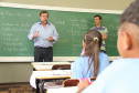 Acompanhado de representantes do Núcleo Regional, Flávio Arns percorreu dez colégios localizados durante esta semana. Foto do Colégio Estadual Professora Maria Balbina Costa Dias.