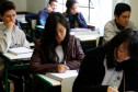 237.342 mil pessoas vão fazer as primeiras provas do Exame Nacional do Ensino Médio (ENEM) neste domingo (4), no Paraná. Os portões abrem ao meio-dia e fecham às 13h em ponto, com as provas começando às 13h 30 min e terminando até as 19h. 