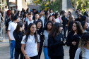 176.583 pessoas devem participar do 2º dia de provas do Exame Nacional do Ensino Médio (ENEM) no Paraná, neste domingo (11). Os portões abrem ao meio-dia e fecham às 13h em ponto, com as provas começando às 13h 30 min e terminando, desta vez, até as 18h 30 min.
