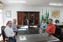 Celso Bernardo, Ines Carnieletto, Carlos Magno Bittencourt, Maiara Gabriela Fredrich (2° lugar), Gabriel Henrique Sobierai (1° lugar) e  Adilson Carlos Batista, da Secretaria do Estado da Educação, que representou a aluna Ana Caroline Truzzi (3° lugar).  