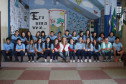 Diretora Maria Ivonete Favarin e alunos da Escola Estadual Dom Orione.