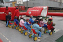 Após assistirem a uma apresentação de teatro sobre noções de cidadania e meio ambiente, os alunos andaram de bicicletas e carrinhos numa pequena pista e receberam orientações sobre assuntos relacionados a placas, faixas, segurança do condutor e o uso do cinto.