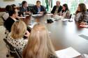 Vice-Governador e secretário de educação Flávio Arns, acompanhado pelos, secretário chefe da casa civil Luiz Eduardo Sebastiani, deputado estadual, Professor Lemos, assessor da vice-governadoria, Paulo Schmidt, diretor geral da secretaria da educação, Jorge Eduardo Wekerlin, chefe de gabinete da secretaria da educação, Cilos Roberto Vargas, superintendente da secretaria da educação, Meroujy Cavet, chefe de grhs da secretaria da educação, Graziele Andreola, presidente da APP Sindicato, Marlei