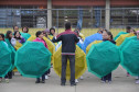 Alunos do Colégio Estadual Aníbal Khury Neto durante ensairo do mosaico da bandeira nacional feito com guarda-chuvas coloridos.