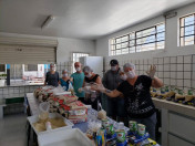 Distribuição de kits com alimentos da merenda escolar