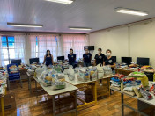 Distribuição de kits com alimentos da merenda escolar