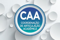 Retângulo coberto de círculos em tons de branco e cinza. Em primeiro plano, círculo azul com o título CAA Coordenação de Articulação Acadêmica