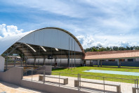 Estudantes kaingang do Colégio Estadual Indígena Cacique Gregório Kaekchot, em Manoel Ribas, ganharam quadra coberta e um novo espaço de refeitório e cozinha.