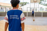 Estudantes kaingang do Colégio Estadual Indígena Cacique Gregório Kaekchot, em Manoel Ribas, ganharam quadra coberta e um novo espaço de refeitório e cozinha.