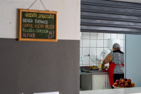 Merendeira venezuelana faz sucesso no comando da cozinha de escola da rede estadual