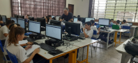 Alunos do Colégio Estadual Cívico-Militar Mahatma Gandhi, no município de Guarapuava, utilizam a plataforma Khan Academy.