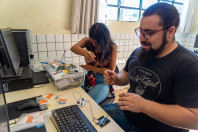 Luan Felipe de Lima ensina informática básica e robótica para os alunos Kaingang do Colégio Estadual Indígena Cacique Otávio dos Santos