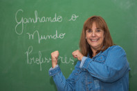 Professora de Matemática no Colégio Estadual Polivalente de Curitiba, Dijalmary Matos Prates Chas celebrou a conquista com seus estudantes na manhã desta sexta-feira (14).