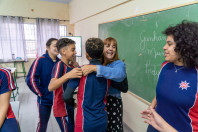 Professora de Matemática no Colégio Estadual Polivalente de Curitiba, Dijalmary Matos Prates Chas celebrou a conquista com seus estudantes na manhã desta sexta-feira (14).