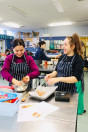 Allana Fernanda Piana (à direita) durante aula de culinária na escola Paraparaumu College.