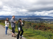 Allana Fernanda Piana (à esquerda) em visita à cidade de Wellington com sua família anfitriã.