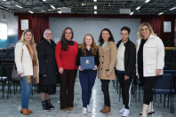 Aluna do Colégio Estadual Santa Cândida, Roxanne Cristina Alves conquistou o primeiro lugar no concurso Jovem Senador, entre mais de 400 redações da rede estadual paranaense. 