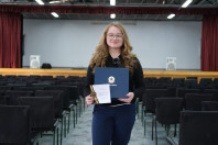 Aluna do Colégio Estadual Santa Cândida, Roxanne Cristina Alves conquistou o primeiro lugar no concurso Jovem Senador, entre mais de 400 redações da rede estadual paranaense. 