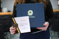 Aluna do Colégio Estadual Santa Cândida, Roxanne Cristina Alves conquistou o primeiro lugar no concurso Jovem Senador, entre mais de 400 redações da rede estadual paranaense. 