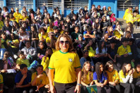 Foto da professora Edna Regina da Silva e dos estudantes. 