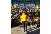 Foto da professora Edna Regina da Silva e estudantes. 