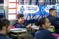 Começaram nesta segunda-feira (24) as aulas de cerca de um milhão de estudantes nos 2,1 mil colégios da rede estadual do Paraná. 