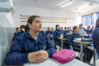 Começaram nesta segunda-feira (24) as aulas de cerca de um milhão de estudantes nos 2,1 mil colégios da rede estadual do Paraná. 